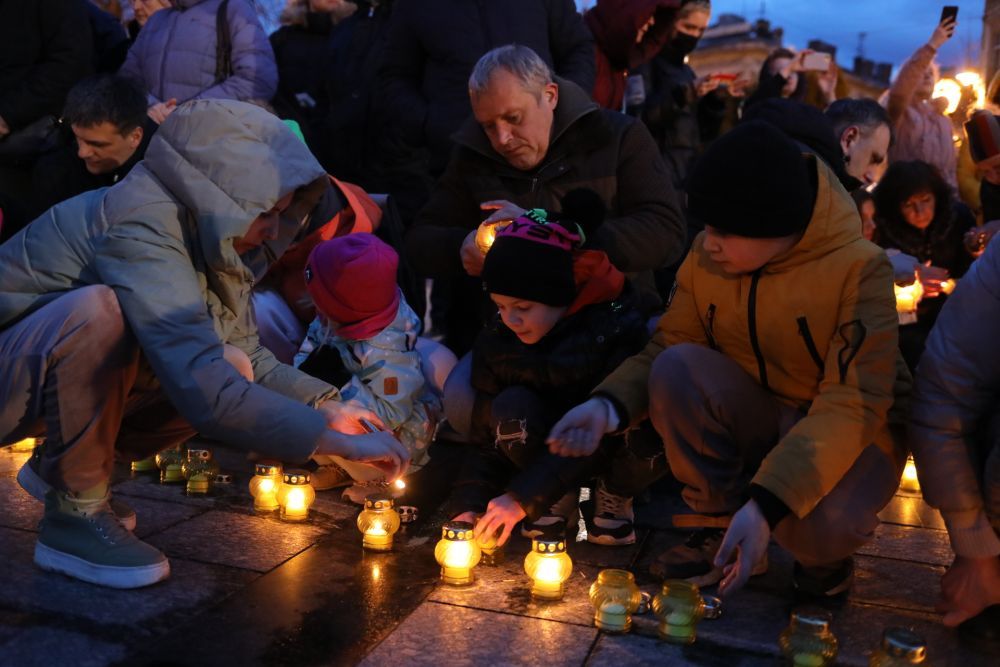 Сотни лампадок зажгли во Львове в память о невинно убитых рашистами украинцах - фото 90847