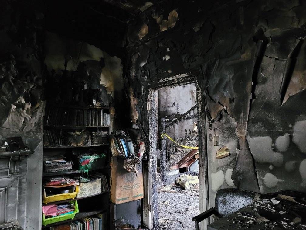 Ukrainian priest, family narrowly escape house fire after arson attack - фото 91856