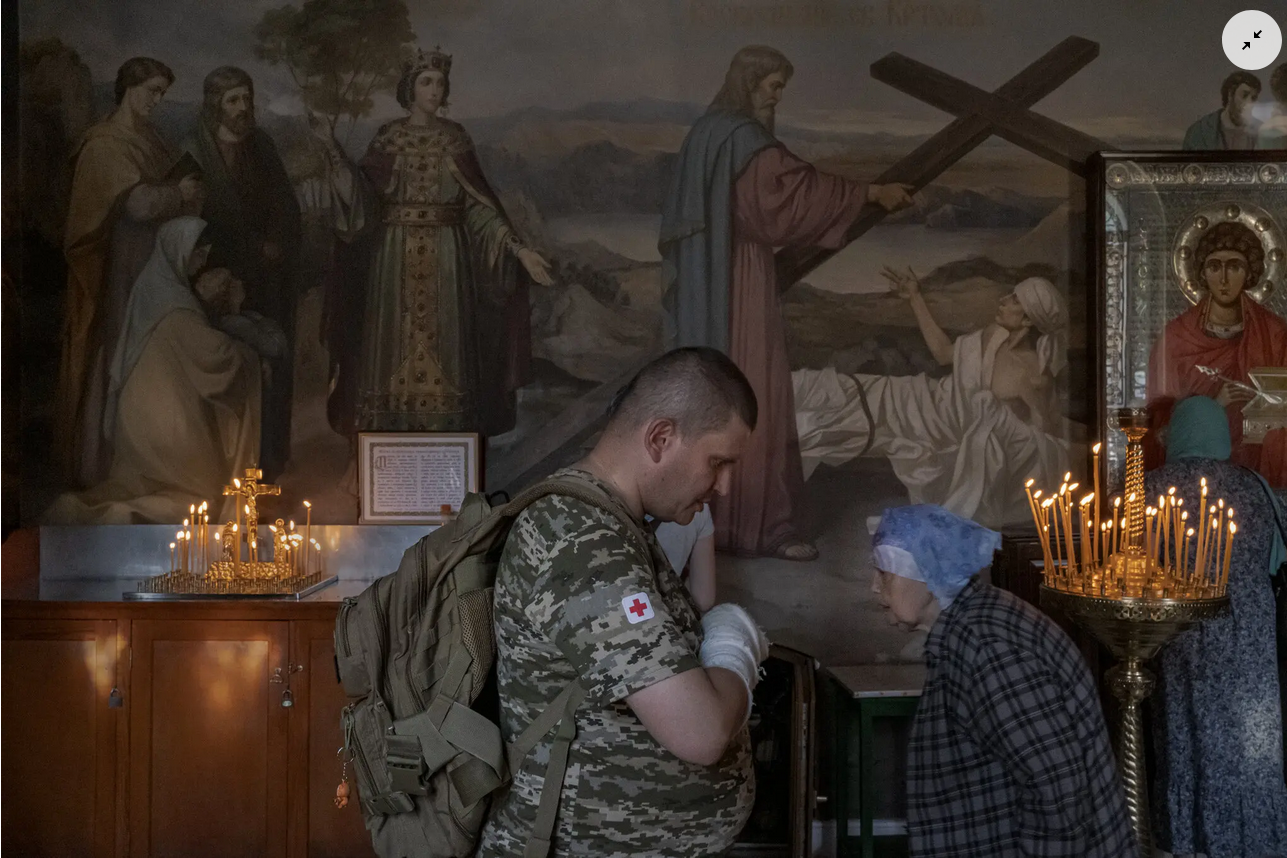 Yuriy Horodiyenko, an army medic, said he had been baptized at the Monastery of the Caves and trusted church leadership to decide its future. He has a cast on his right hand from an injury sustained on the battlefield. - фото 96471