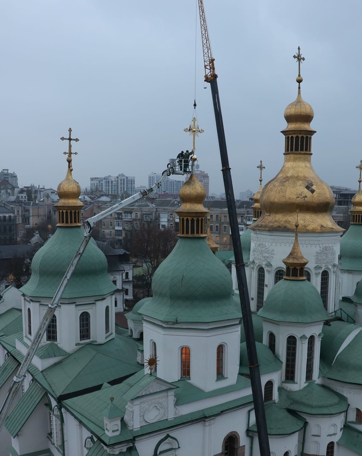 На Софії Київській встановили хрест, який впав від вітру перед війною - фото 102308