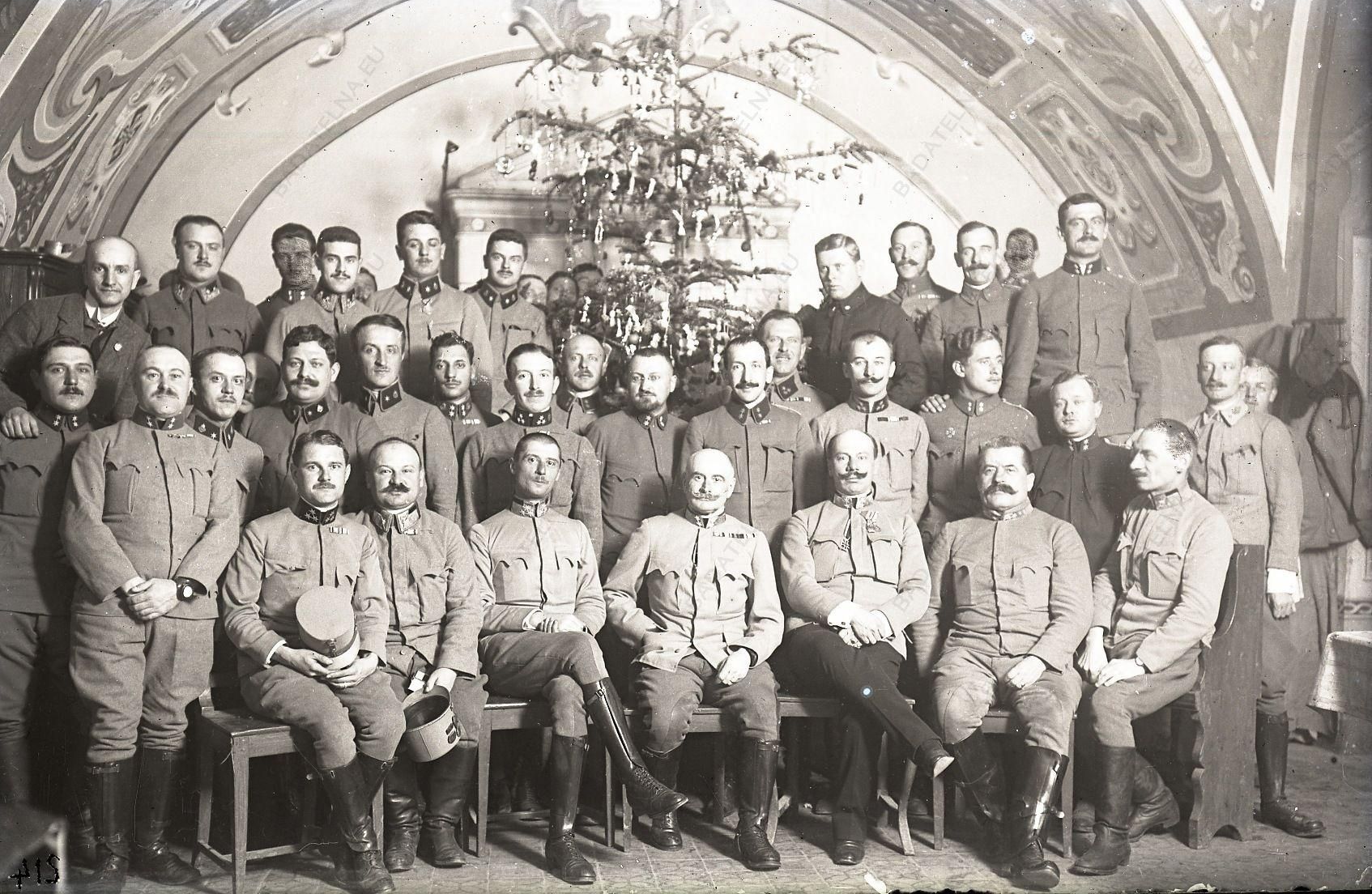 Офіцерський склад 33 дивізії піхоти Австро-Угорської армії у трапезній монастиря домініканців у Підкамені. Фото Яна Мунзара. 24 грудня 1915 р. - фото 105888