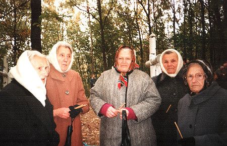 Марія Антонюк (крайня праворуч) з бойовими подругами на могилі повстанців у колишньому штабі УПА - фото 115225