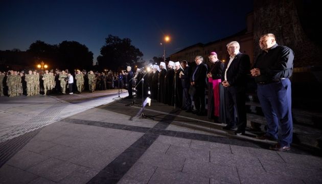 У Львові президент узяв участь у молебні за Україну - фото 117379