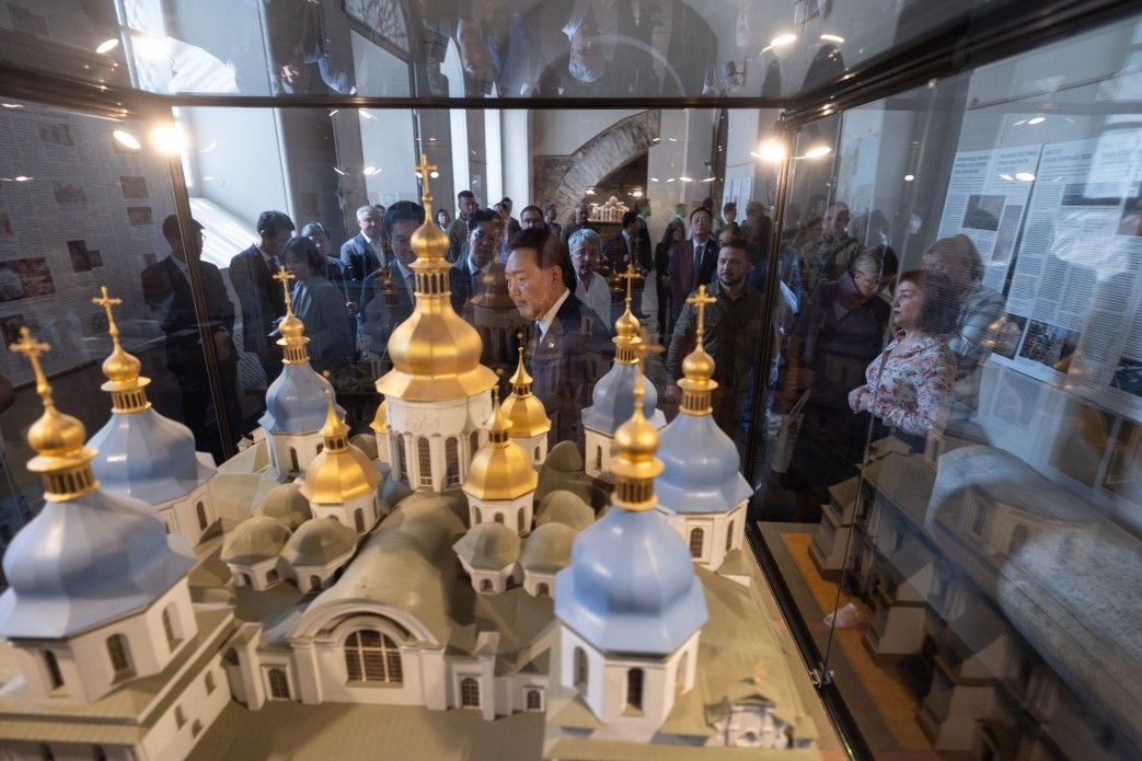 Presidents and first ladies of Ukraine and the Republic of Korea visit St. Sophia Cathedral in Kyiv - фото 117747