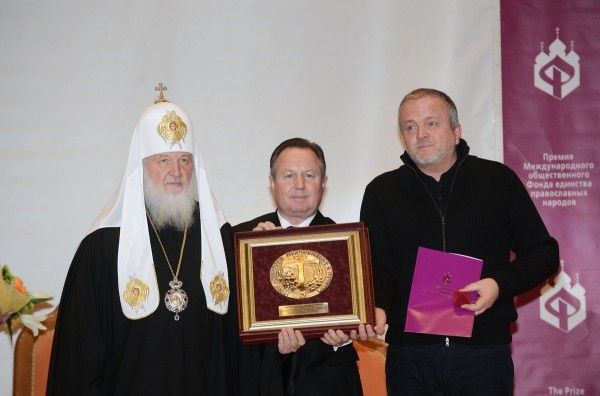 Патріарх Кирил вручає Олегу Кривошеї нагороду від «Фонду єдності православних народів» - фото 117828