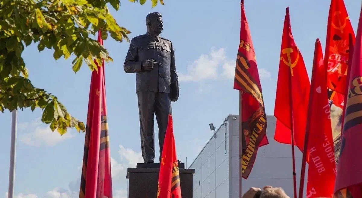 Памятник Сталину на территории завода «Микрон» в Великих Луках. - фото 120039