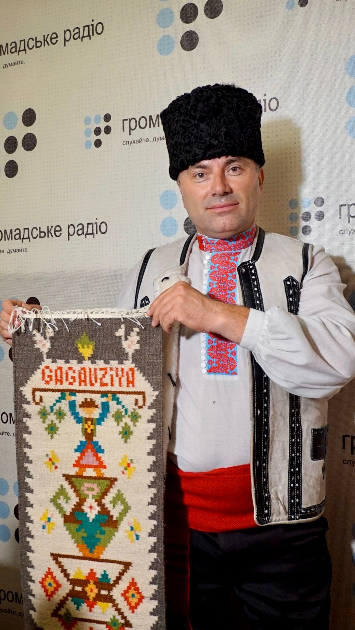 Василь Келіогло демонструє килим. - фото 120775