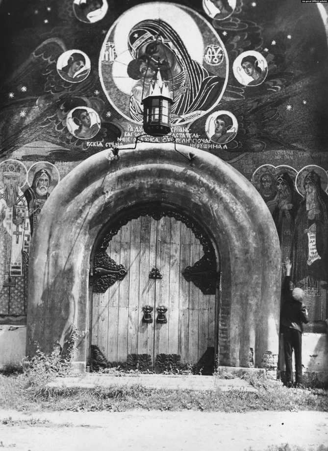 Вхід до Свято-Троїцького собору Почаївської лаври. Фотографія з періоду 1918–1933 років - фото 120863