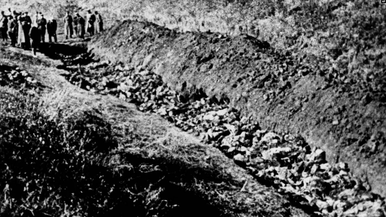 Фотографія 1944 року. На ній частина Бабиного Яру на околиці Києва, в якій виявили тисячі тіл цивільних осіб, убитих нацистами. - фото 121984