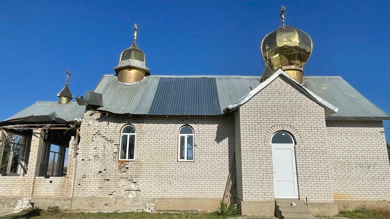 На Миколаївщині відновлюють церкву, яку обстрілювали російські ракети і танки - фото 123757