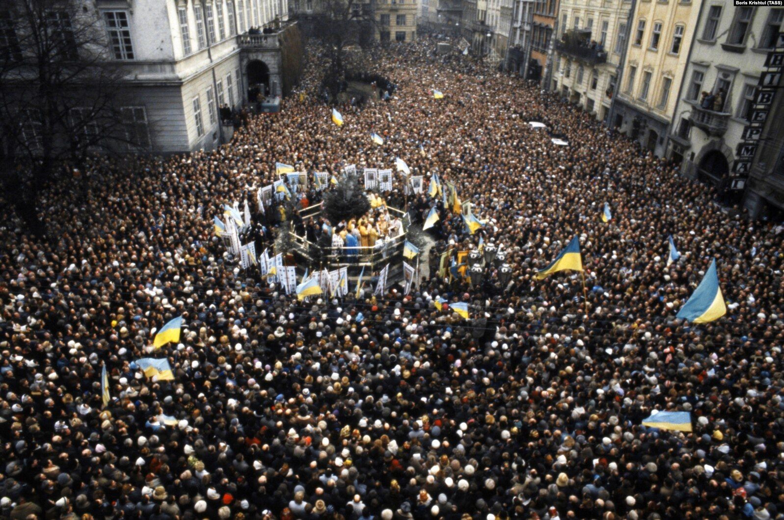 Під час відзначення свята Водохреща Українською греко-католицькою церквою на площі Ринок у Львові, 19 січня 1990 року - фото 123900