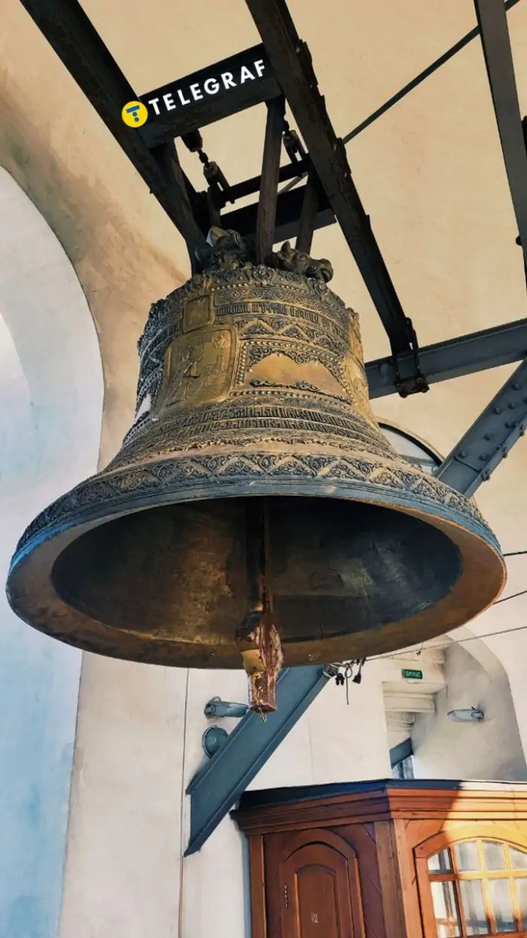 Дзвін Усіх Святих, подарований Києво-Печерській лаврі донецькими металургами у 2005 році. Це перший дзвін, на якому текст молитви і всі інші написи виконані українською - фото 124415