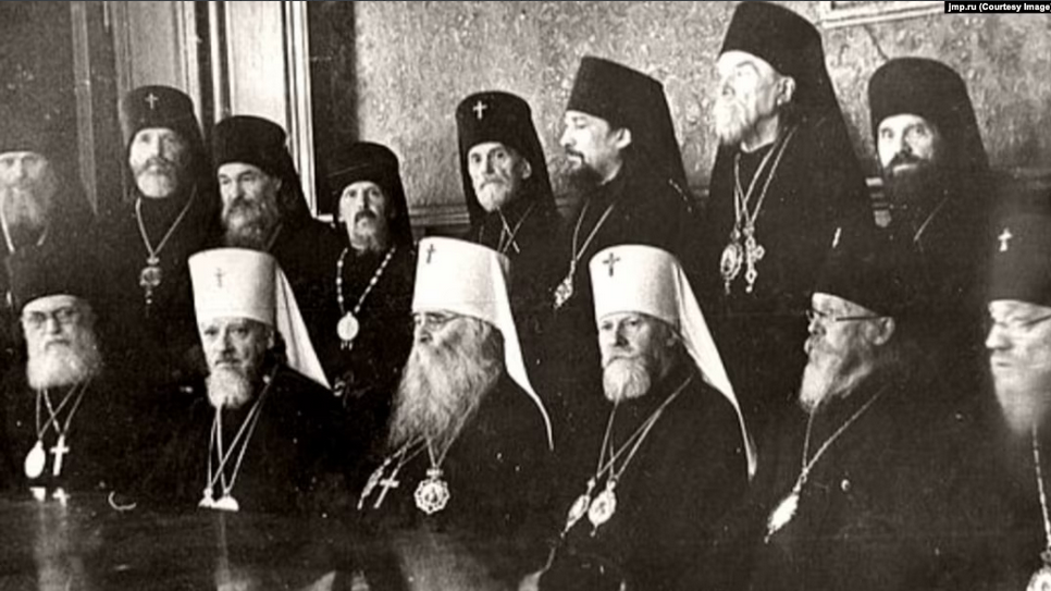 Митрополит Сергій (сидить третій зліва) і представники церковного керівництва, які вціліли під час сталінських репресій. 1943 рік - фото 124467