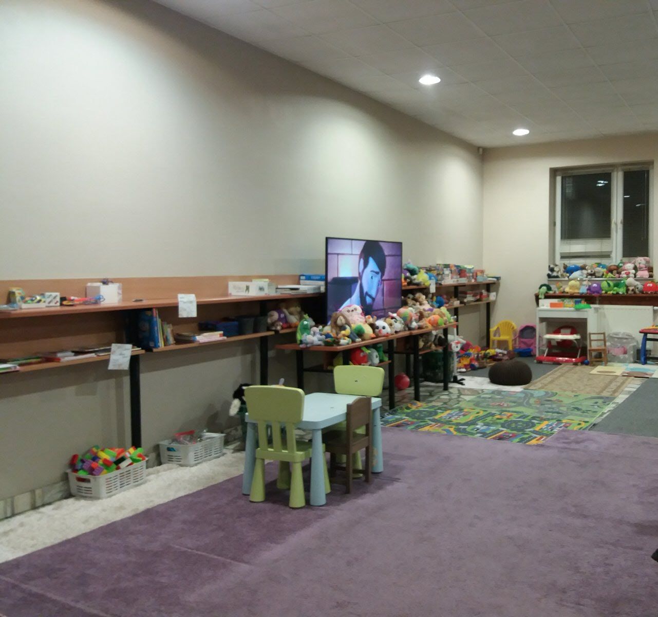 Кімнати для українських дітей біженців в Залі конгресів в Сосновцях (Польща) - фото 129863