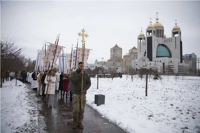 Faithful walk in procession toward the Dnipro River for the blessing of water Jan. 6 after Major Archbishop Sviatoslav Shevchuk, head of the Ukrainian Greek Catholic Church, celebrated a Divine Liturgy at the Patriarchal Cathedral of the Resurrection of Christ in Kyiv amid ongoing Russian aggression in Ukraine. - фото 130028