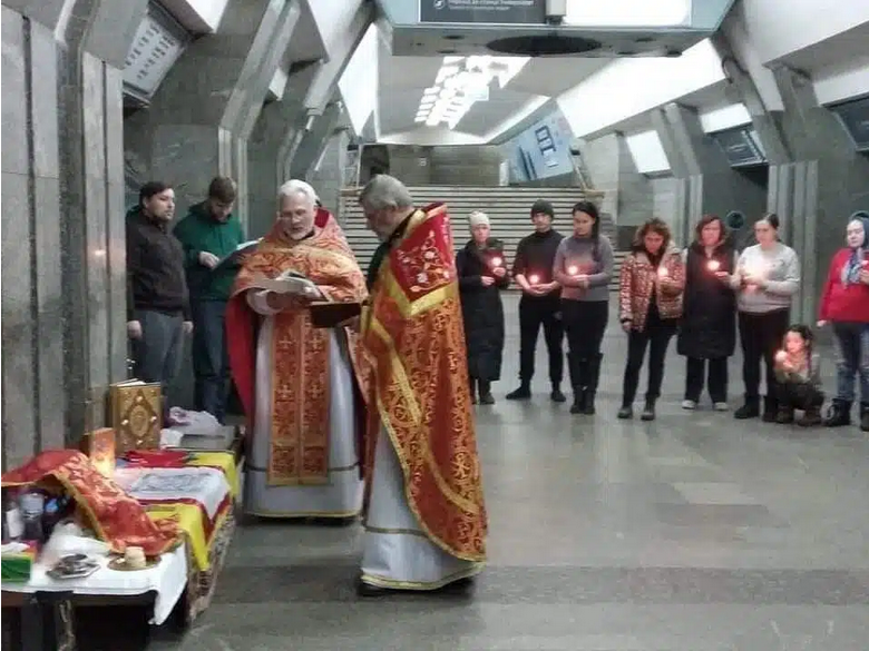 Liturgy is held in a subway station in Kharkiv. - фото 130031