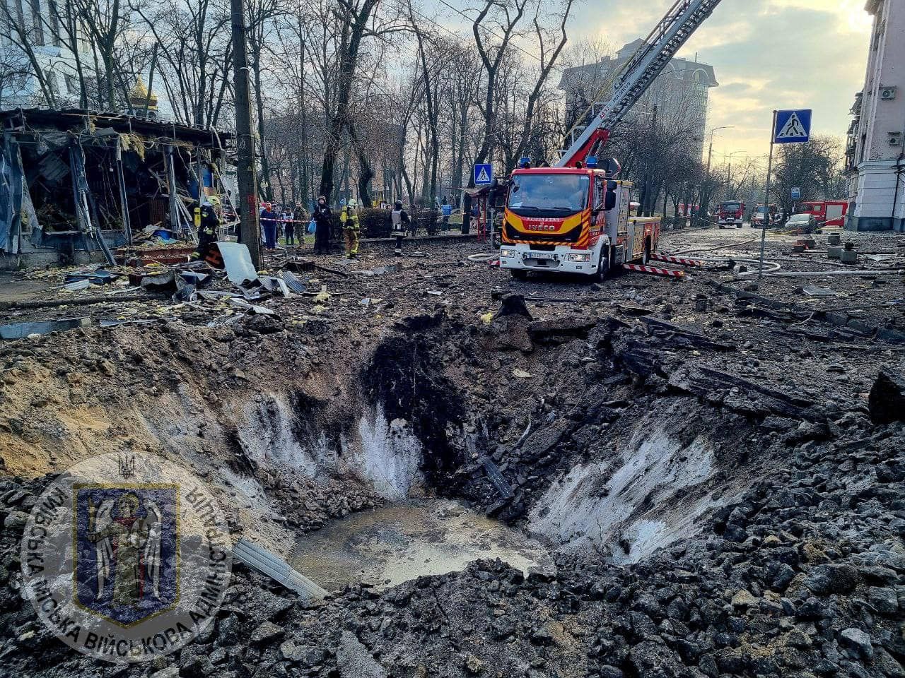 Обломки российской баллистической ракеты попали в храм ПЦУ в Киеве - фото 131656