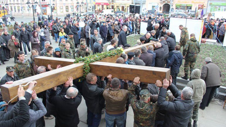 Чернівецька міськрада демонтувала хрест із Центральної площі - фото 132227